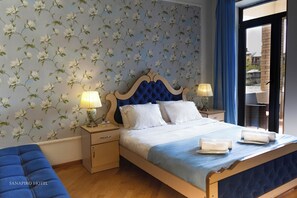 Minibar, caja de seguridad en la habitación y escritorio 