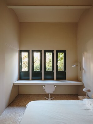 3 bedrooms, desk, iron/ironing board, travel crib