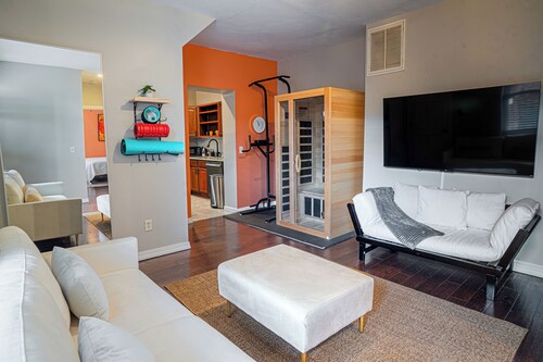 Soulard King 1BR - Personal Gym and Sauna Oasis