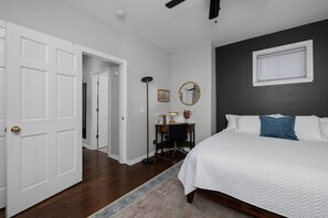 1 dormitorio, escritorio, tabla de planchar con plancha y cuna de viaje