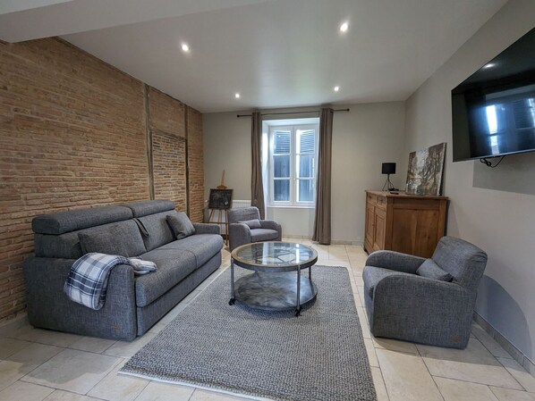 TV - Charming Rural Retreat with Pool, Accessible Features, and Family-Friendly Amenities (Tilly)