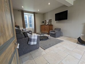 TV - Charming Rural Retreat with Pool, Accessible Features, and Family-Friendly Amenities (Tilly)