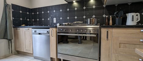 Réfrigérateur, micro-ondes, lave-vaisselle