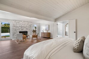 6 Schlafzimmer, Schreibtisch, Bügeleisen/Bügelbrett, Reisekinderbett