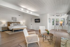 6 bedrooms, desk, iron/ironing board, travel crib