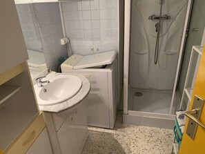 Bathroom - Ground Floor Studio with Large Terrace, 50m from Beach, Parking Included - Le Grau-du-Roi (Port Camargue)