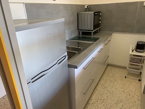 Private kitchen - Ground Floor Studio with Large Terrace, 50m from Beach, Parking Included - Le Grau-du-Roi (Port Camargue)