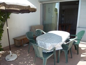 Outdoor dining - Cozy Studio with A/C, Private Terrace & Garden, Near Beach and Marina - Sleeps 4 (Port Camargue)