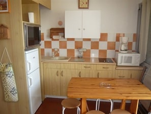 Private kitchen - Cozy Studio with A/C, Private Terrace & Garden, Near Beach and Marina - Sleeps 4 (Port Camargue)
