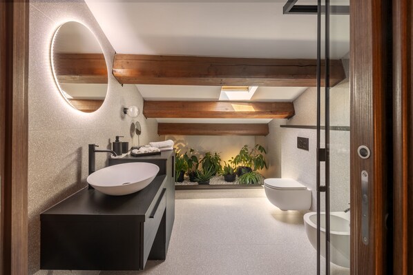 Dusche, Haartrockner, Bidet, Handtücher