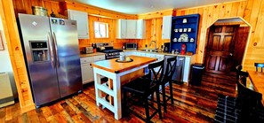 Jääkaappi, mikroaaltouuni, uuni, liesi