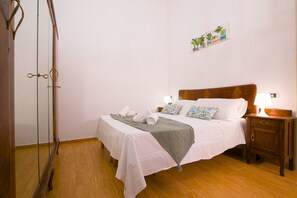 2 habitaciones, escritorio, tabla de planchar con plancha y wifi gratis