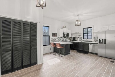 Downtown, USC, King, 3 TVs, Fast Wi-Fi, Pets