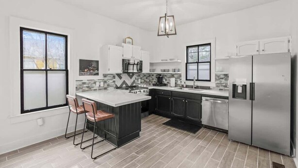 Coffee/tea maker, fridge, microwave, oven - Cozy Duplex Near DT, King, 3 TVs, Walk To Dine (Columbia)