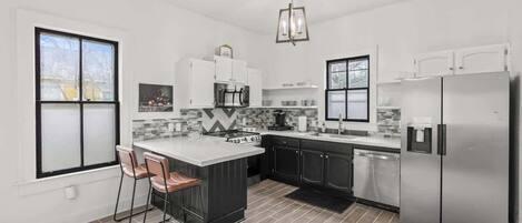 Een koelkast, een microgolfoven, een oven, een kookplaat