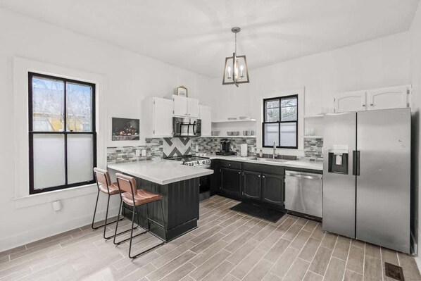 Kühlschrank, Mikrowelle, Ofen, Herdplatte