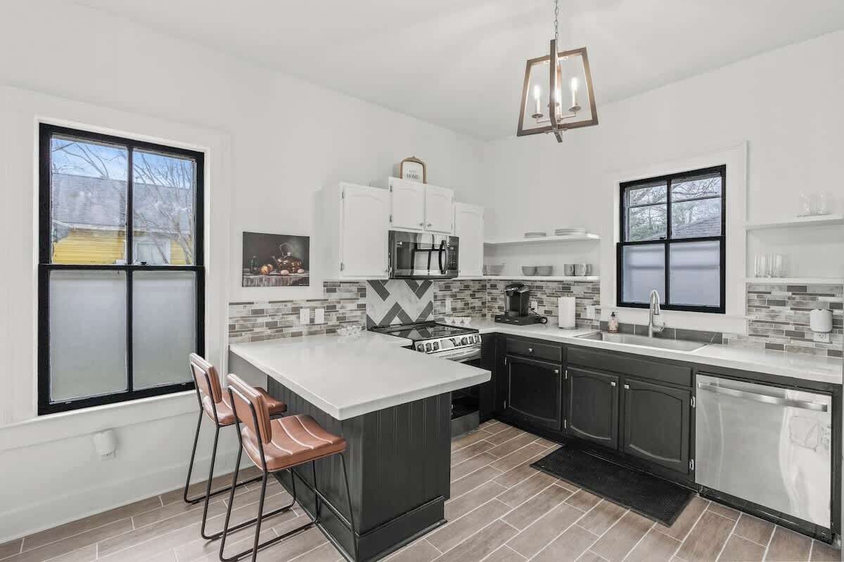 Kjøleskap, mikrobølgeovn, ovn og kokeplater