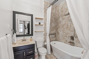 Een bidet, handdoeken