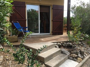Exterior detail - Pavillon Mezzanine Avec Petit Jardin et Piscine Collective (Narbonne)