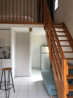 Interior - Pavillon Mezzanine Avec Petit Jardin et Piscine Collective (Narbonne)