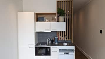 Estudio de lujo, vista a la ciudad | Cocina privada | Refrigerador con congelador, microondas y parrilla de estufa