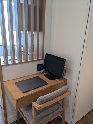 Luxury Studio, City View | Egyptian cotton sheets, premium bedding, memory-foam beds - Trendy Studio at the Barracks on Bree (Cape Town)