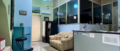 Maison, plusieurs chambres, fumeurs, balcon | Hall