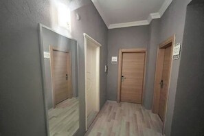 Desk, bed sheets - KARADENİZ OTEL (Istanbul)