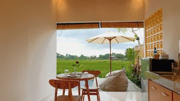 Jääkaappi, mikroaaltouuni, uuni, astianpesukone