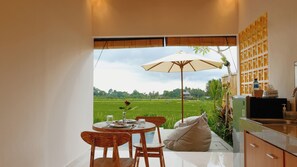 Jääkaappi, mikroaaltouuni, uuni, astianpesukone