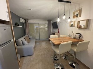 Smart TV, ping pong - Appartement T2, Boxe Privée, Pour 4 Pers, Wifi, Piscines, Tennis, Pétanque (Antibes)