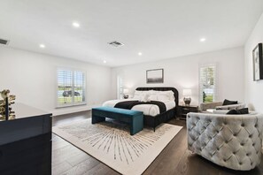 7 habitaciones, escritorio y tabla de planchar con plancha 