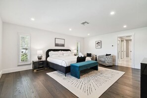 7 habitaciones, escritorio y tabla de planchar con plancha 