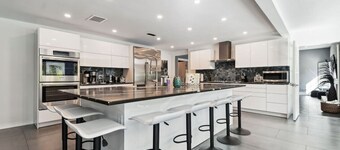 Luxury Private 7BR Lakeside Villa with heated Pool, Putting Green & Fire pit
