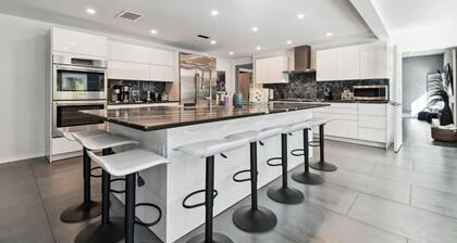 Fall Escape - Luxury Private 7BR Lakeside Villa with heated Pool, Putting Green