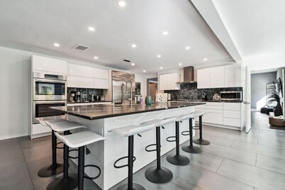 Fall Escape - Luxury Private 7BR Lakeside Villa with heated Pool, Putting Green