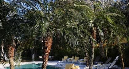 Fall Escape - Luxury Private 7BR Lakeside Villa with heated Pool, Putting Green