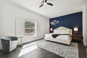 7 bedrooms, desk, iron/ironing board, travel cot