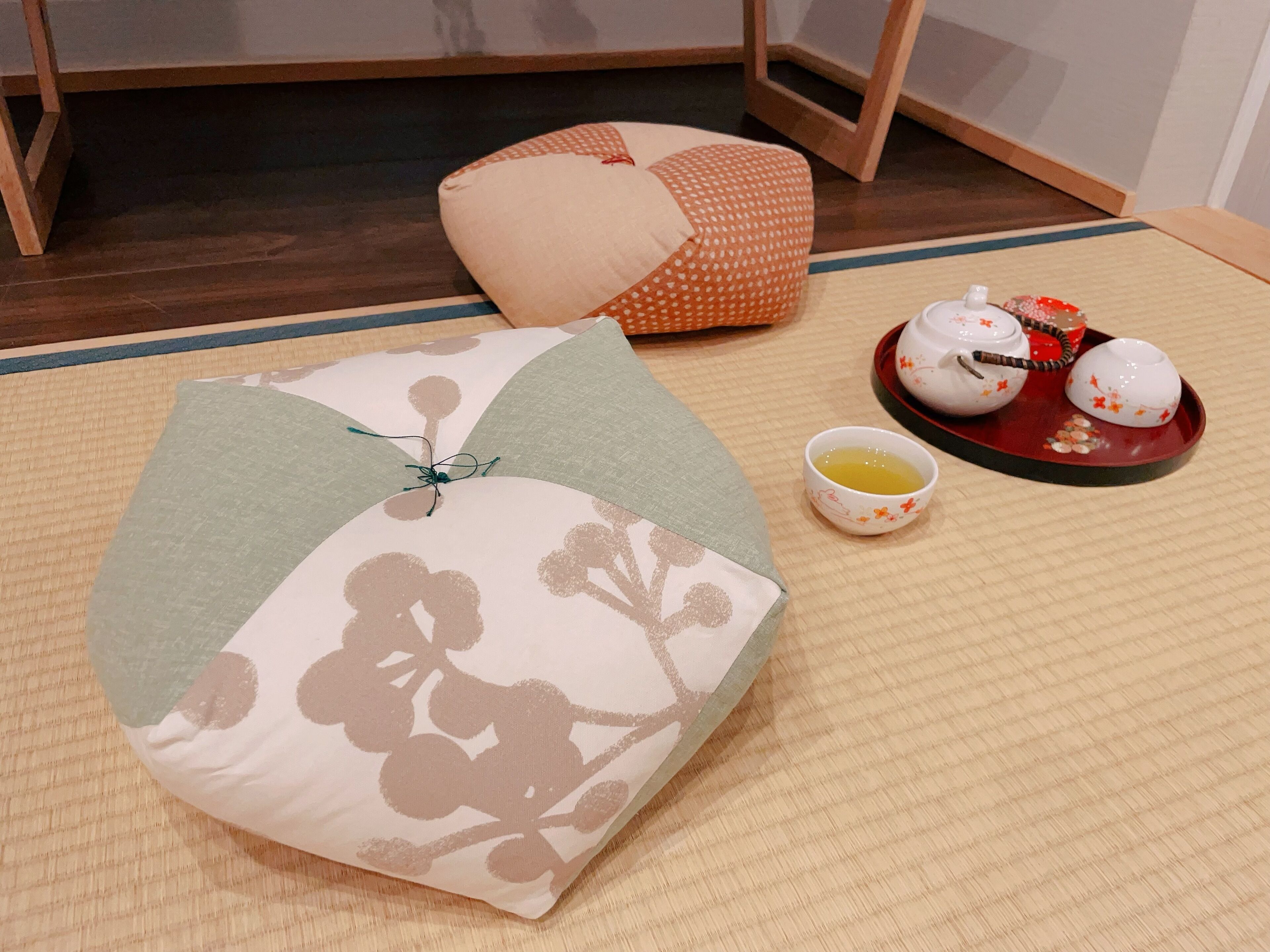 浪漫三人房 | 起居区 | 电视