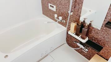 Habitación triple romántica | Baño | Amenidades de baño gratuitas, secadora de cabello, pantuflas