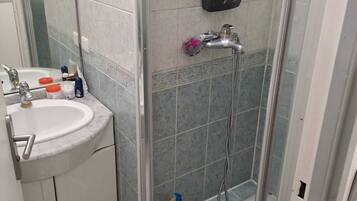 Bidet, savon, papier toilette