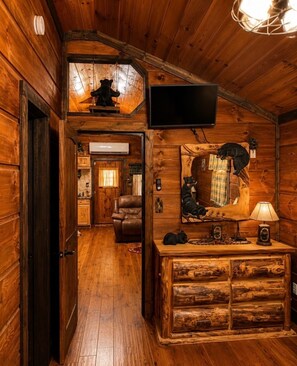 Interior - Playing Hooky - Couple's Retreat - Peaceful Woodland Paradise, Hot Tub, Pet Friendly (Sevierville)