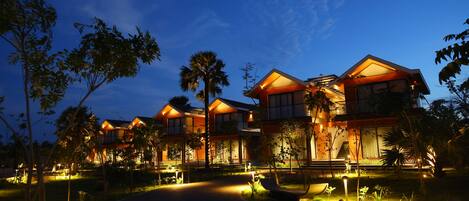 Premium Villa, 1 King Bed, Garden View | Premium bedding, in-room safe, desk, laptop workspace