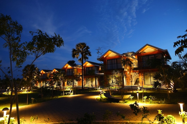 Premium Villa, 1 King Bed, Garden View | 1 bedroom, premium bedding, in-room safe, desk