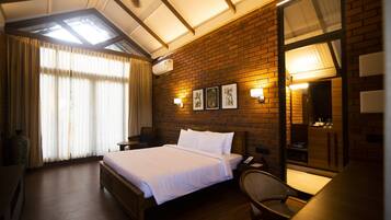 Premium bedding, in-room safe, desk, laptop workspace