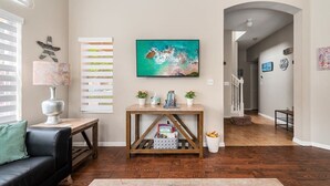 Living area - Kissimmee townhouse w/ shared pool & BBQ (Kissimmee)