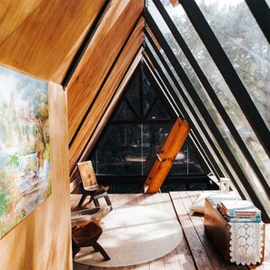 Pine Cone Treehouse | Living area