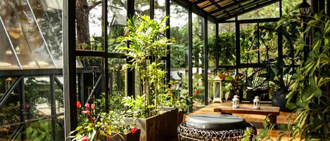 Honeymoon Cottage | Terrace/patio