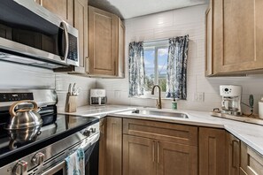 冷蔵庫、電子レンジ、オーブン、コンロ