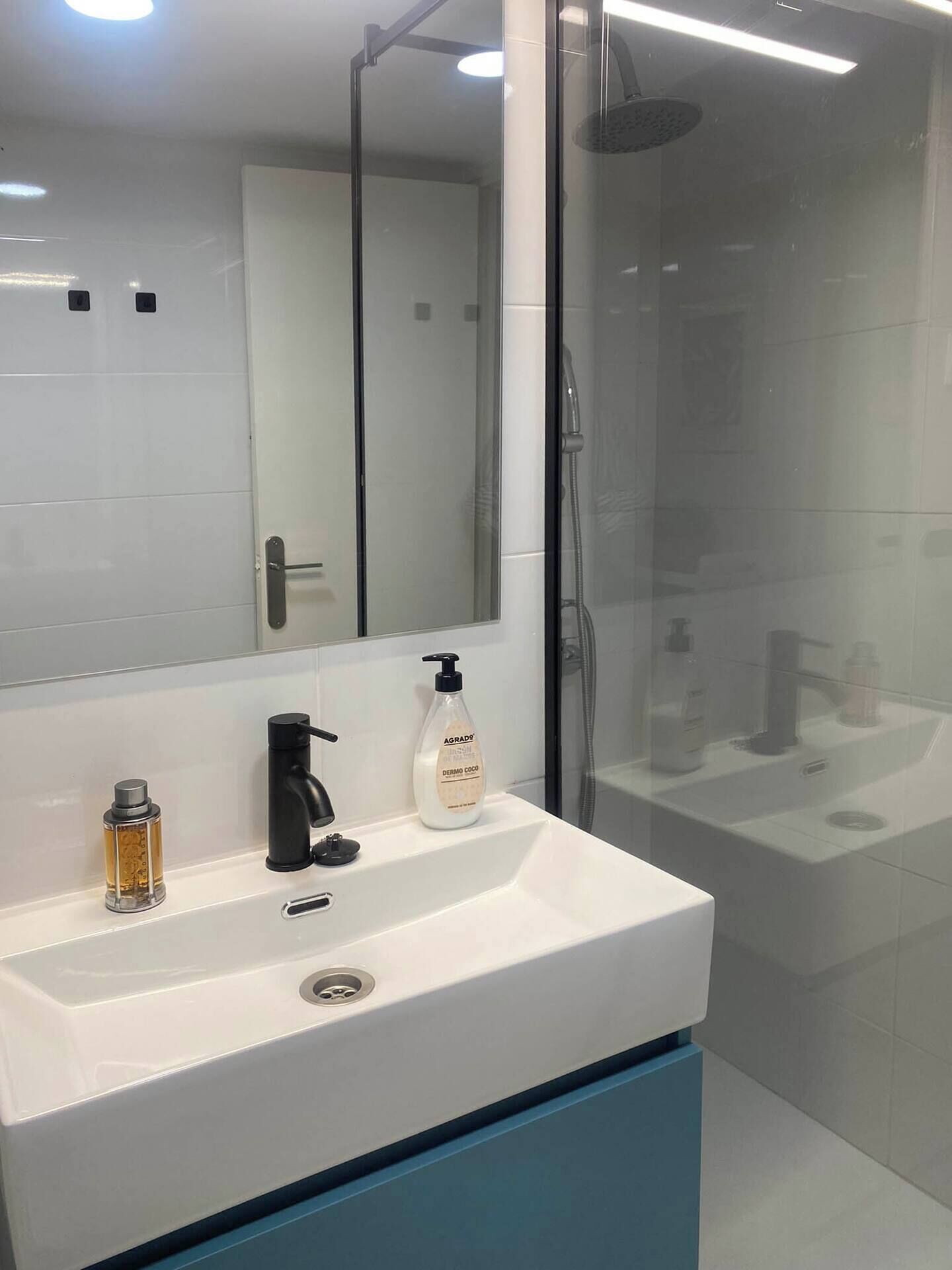 Bidet, towels, soap, shampoo